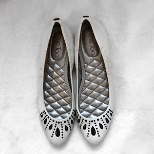 Me Too White Leather Pointed Toe Flats w/ Black Embellishments – Size 6